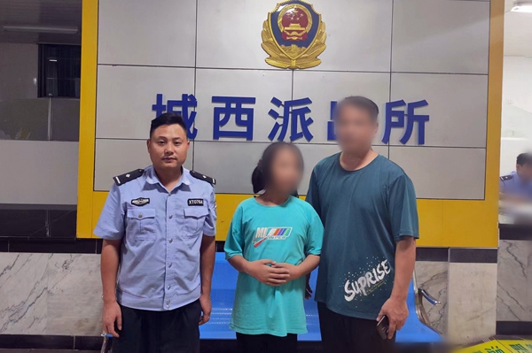 民警帮助找回走失女童。1_副本.jpg