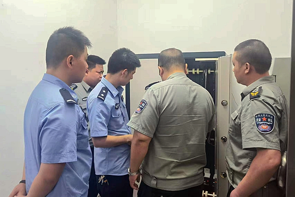 民警检查现场。1.jpg