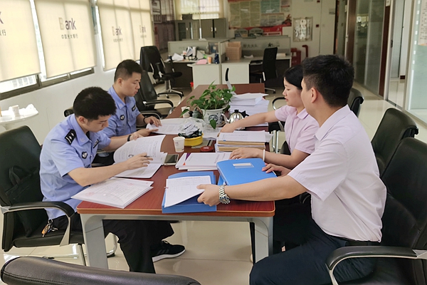 民警检查安全管理台账。.jpg