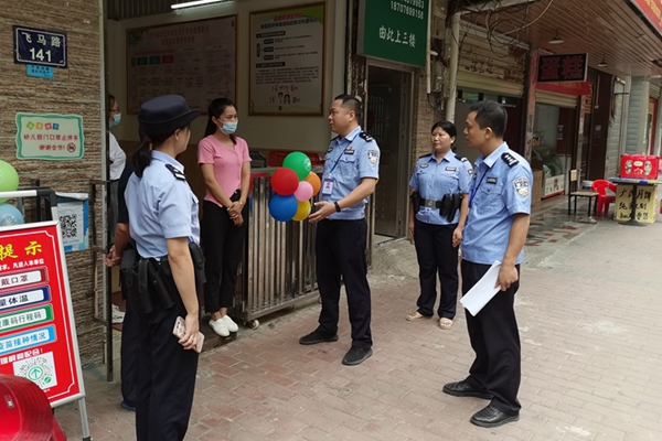 民警走访了解校园周边治安情况。_副本.jpg