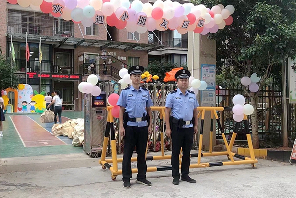 民警在幼儿园护学。_副本.jpg