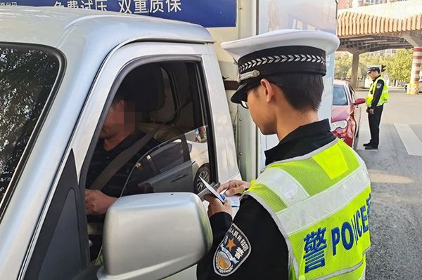 交警检查车辆。1_副本.jpg