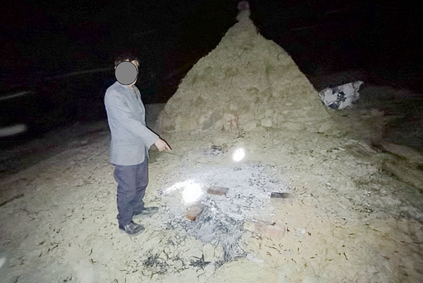 嫌疑人指认违规野外用火地点。_副本.jpg