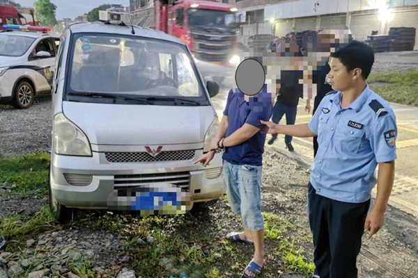 嫌疑人指认盗窃车辆。_副本.jpg
