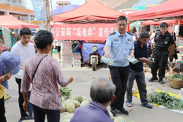 民警向集市群众发放宣传资料。_副本.jpg