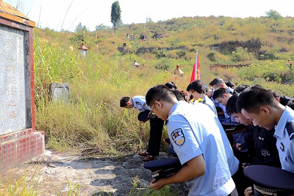 民辅警向烈士墓鞠躬。_副本.jpg