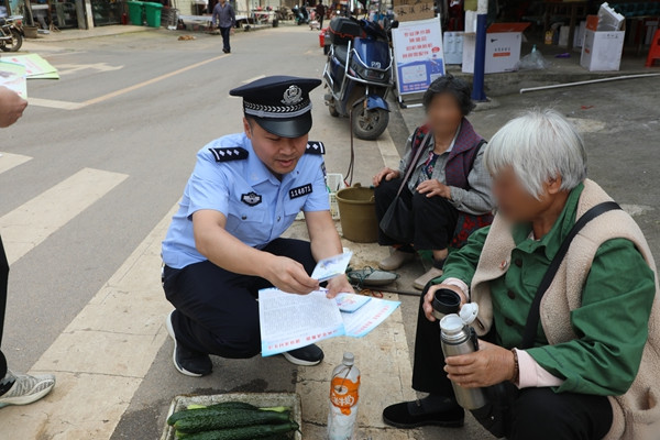 民警向群眾講解典型案例,。2.jpg