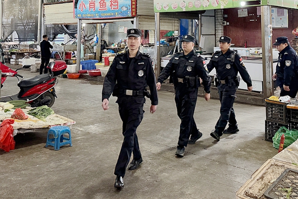 民輔警在重點(diǎn)場(chǎng)所巡邏,。_副本.jpg