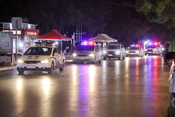 警車隊(duì)在夜間巡邏,。_副本.jpg