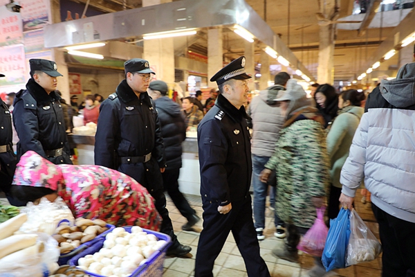 民警在菜市场巡逻。_副本.jpg