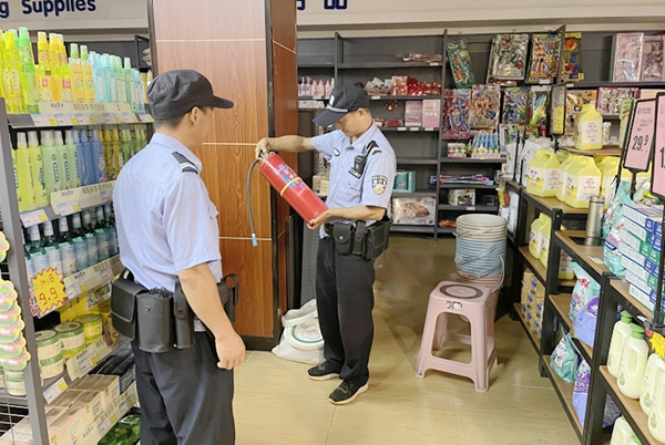 民警檢查超市消防器材,。_副本.jpg