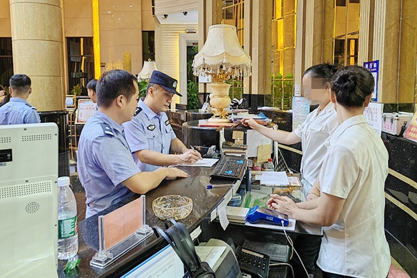 民警檢查賓館住宿登記情況。_副本.jpg