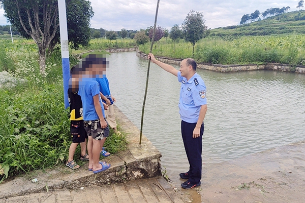 民警对野泳未成年人进行批评教育。_副本.jpg