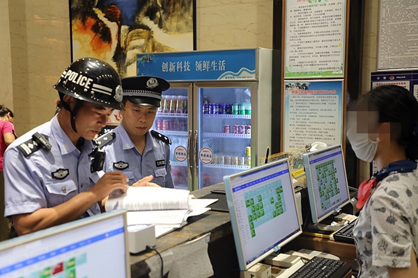 民警檢查賓館住宿登記情況。_副本.jpg