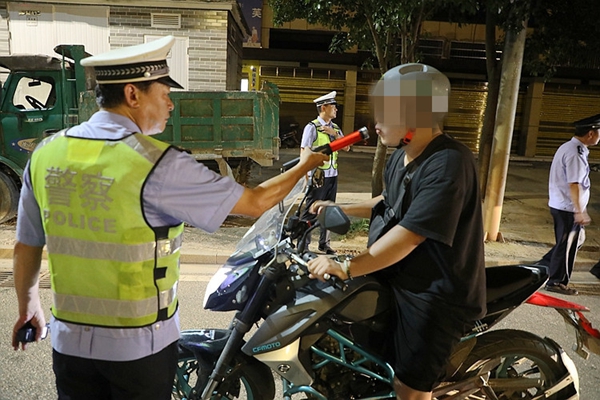 交警檢查酒駕,。_副本.jpg