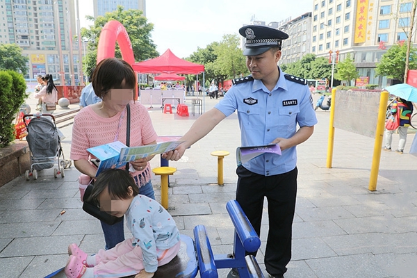 民警向幼兒家長發(fā)放宣傳資料_副本.jpg