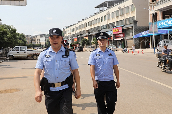 民警在街面巡邏。2_副本.jpg