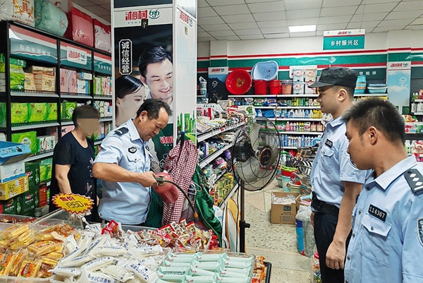 民警檢查超市消防器材,。_副本.jpg