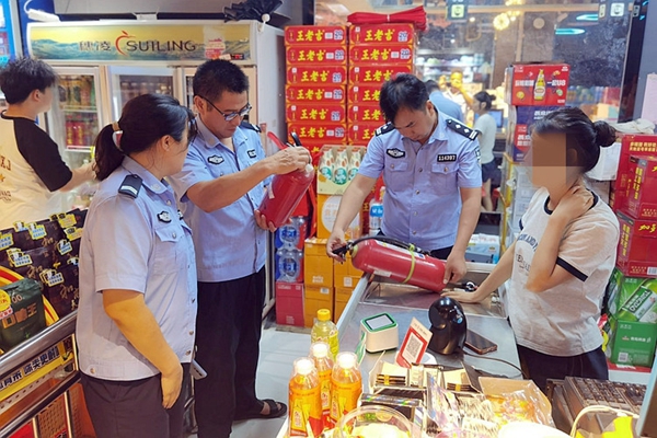 民警檢查商店消防器材,。_副本.jpg