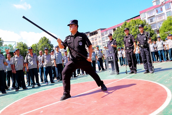 民警對(duì)保安員進(jìn)行警用器材培訓(xùn),。副本.jpg