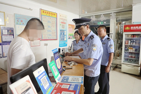 民警檢查賓館實(shí)名登記情況,。_副本.jpg