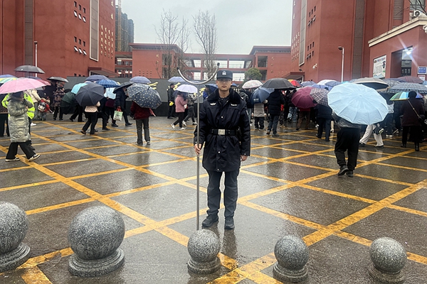 民警雨中护学。1_副本.jpg