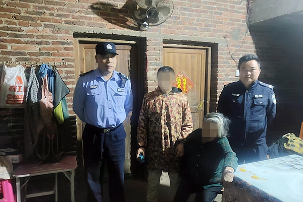 民警帮助走失老人回家。2_副本.jpg