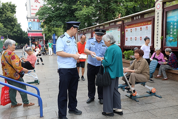 民警向群眾宣傳。1_副本.jpg 民警向群眾宣傳,。1_副本.jpg