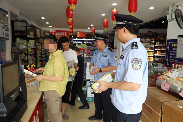 民警走访群众。_副本.jpg