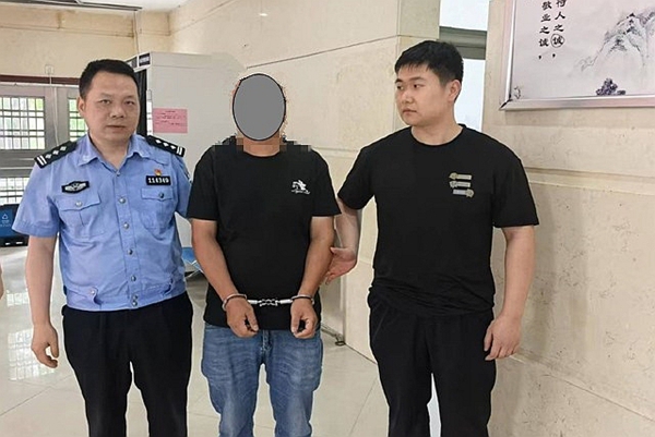 人口与出入境民警抓获网上逃犯.jpg