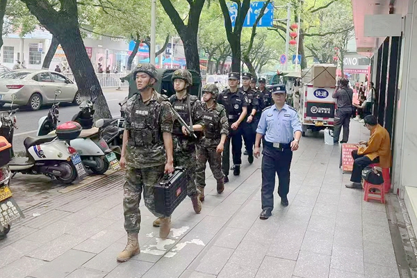 公安武警联勤巡逻。2_副本.jpg