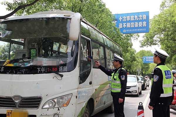 交警檢查運(yùn)輸車(chē)輛。1_副本.jpg 交警檢查運(yùn)輸車(chē)輛。1_副本.jpg