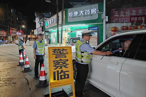 交警檢查酒駕,。1_副本.jpg 交警檢查酒駕,。1_副本.jpg