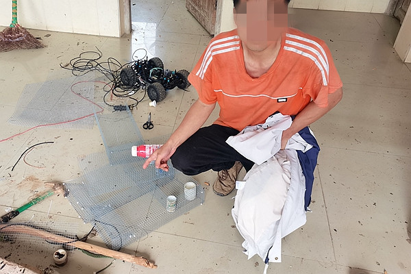 嫌疑人指认狩猎工具。副本.jpg
