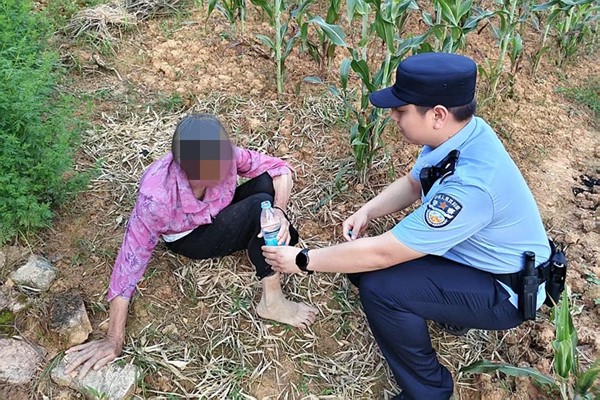 民警拿矿泉水给老人解渴。_副本.jpg
