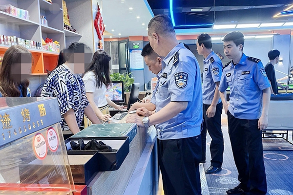 民警检查重点场所。_副本.jpg