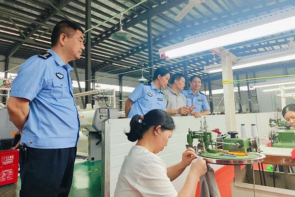 民警访企业。1_副本.jpg