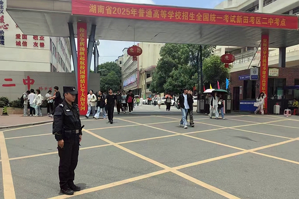 巡特警在高考考点值守。2_副本.jpg