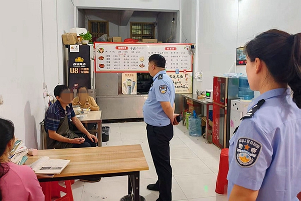 民警检查饮食场所。1_副本.jpg