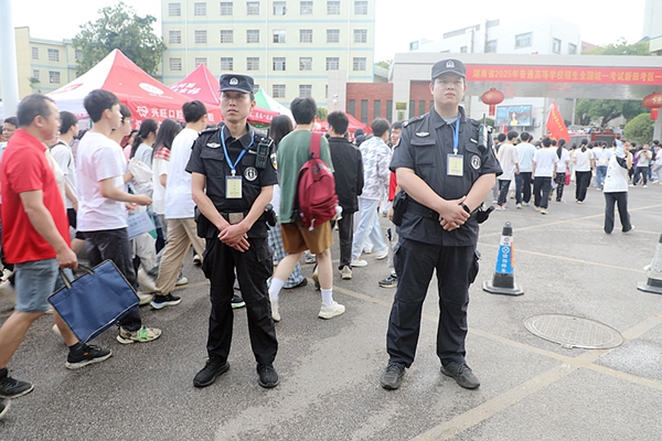 民警在考点门前执勤。_副本.jpg