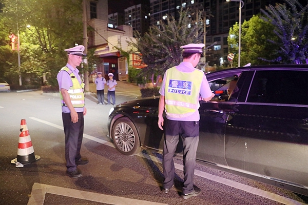交警查酒驾_副本.jpg