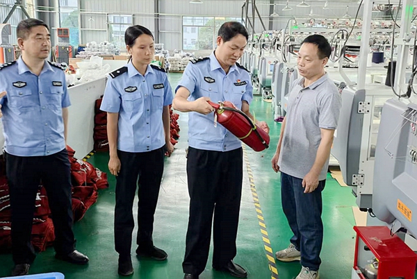 民警检查企业消防器材。_副本.jpg