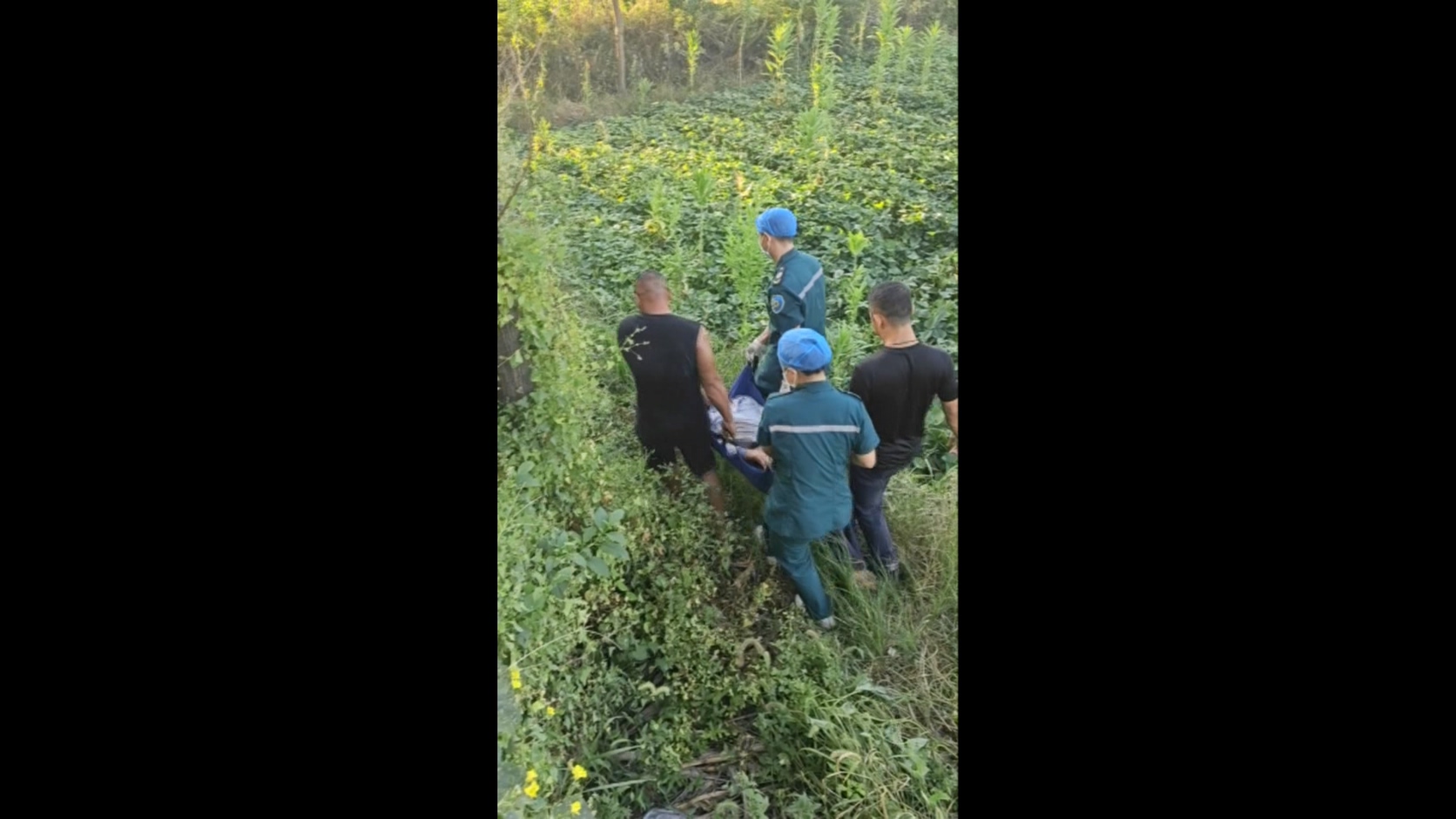新田：八旬老人摔倒生命岌岌可危 夫妇紧急救援传递正能量.mpg_20250912_161901.483.jpg