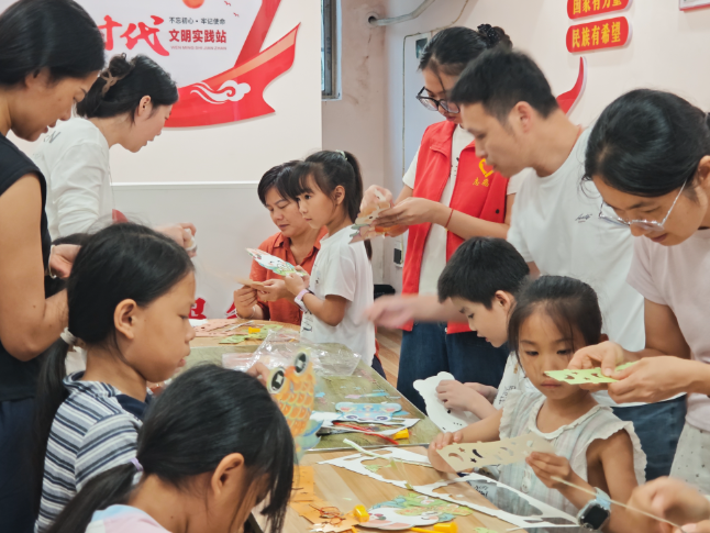 双胜社区开展“巧手做花灯，月满迎中秋”主题活动