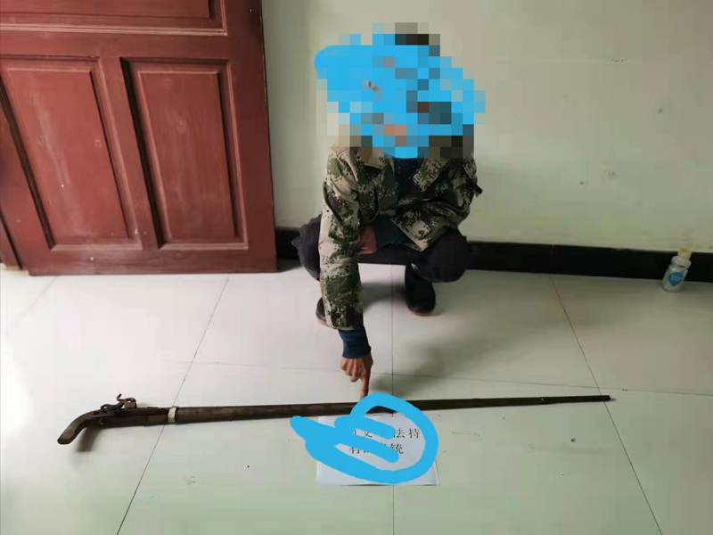 查处非法持有枪支人员罗某照片.jpg