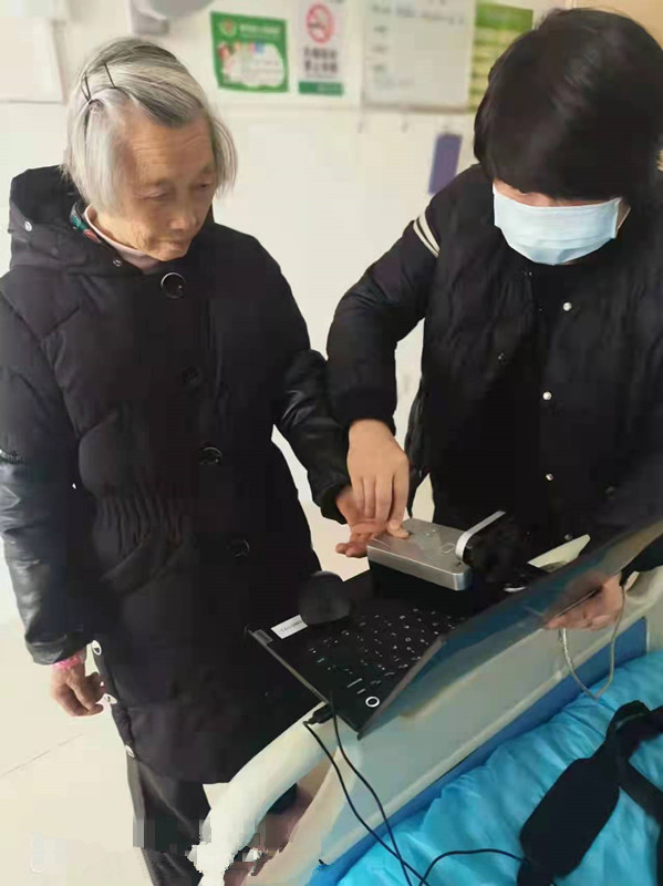 民警上门帮助老人采集指纹图2_副本.jpg