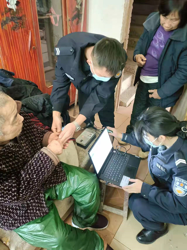民警上门帮助老人采集指纹图3_副本.jpg