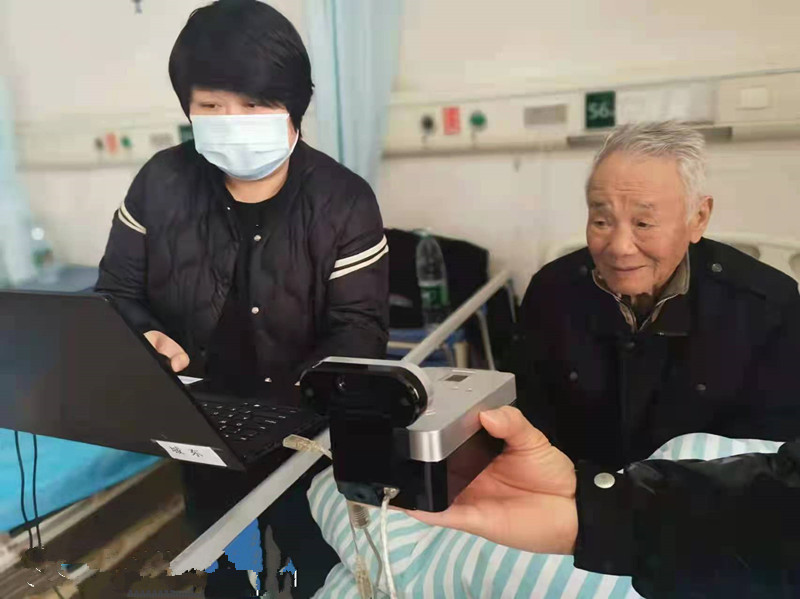 民警上门帮助老人采集指纹图1_副本.jpg