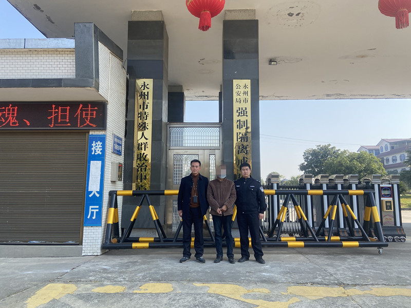 吸毒男子陈某被抓照片_副本.jpg