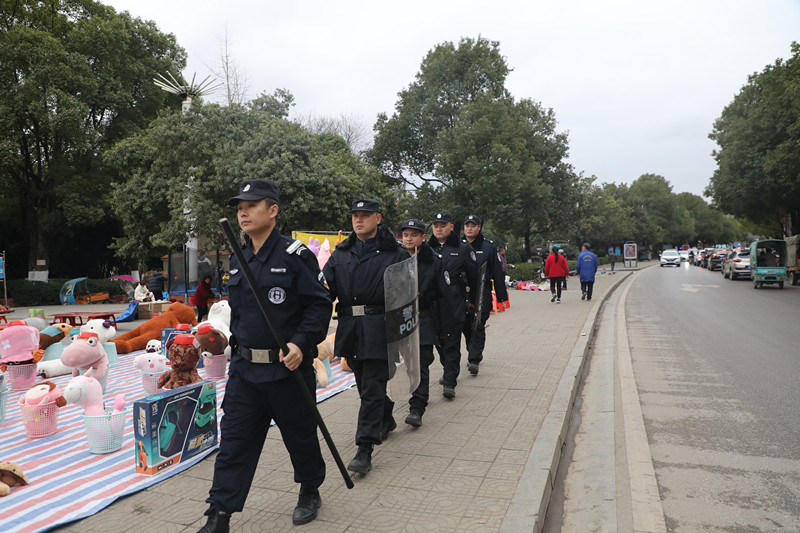 双碧广场巡逻.jpg 双碧广场巡逻.jpg